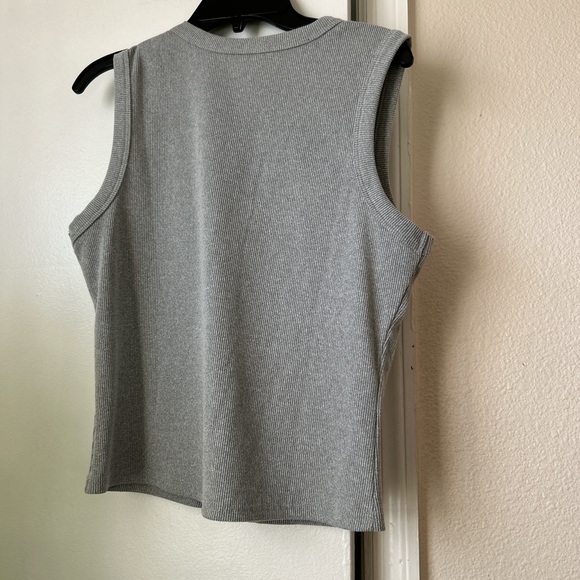 Chic Sleeveless Gray Button-Down Top - Picture 2 of 2